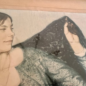 Op de afbeelding: Een zwart-witte tekening van een vrouw met lang donker haar die een gepatroneerde sjaal draagt. De vrouw kijkt naar rechts in de afbeelding. Een klein zwart insect vliegt in de rechterbovenhoek van de afbeelding.