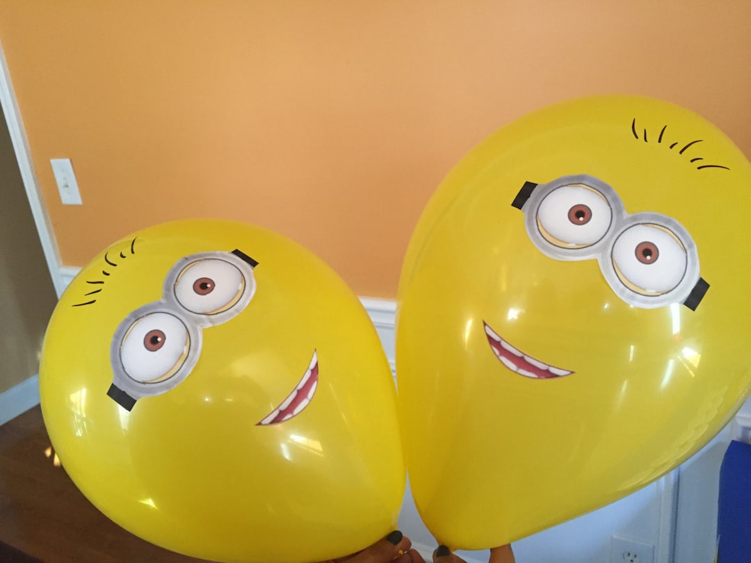 Idea ispirata a Minion Cattivissimo me per la decorazione della festa di  compleanno dei bambini Palloncino STAMPABILE Download istantaneo Occhi e  bocca con istruzioni -  Italia