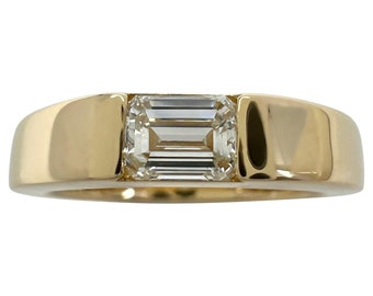 Anillo de banda de sello con solitario de oro amarillo de 18 k con diamante blanco de talla esmeralda natural VVS