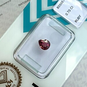 IGI-CERTIFIERAD 0,70 ct djupröd rubin med päron, droppslipad naturlig blåssten