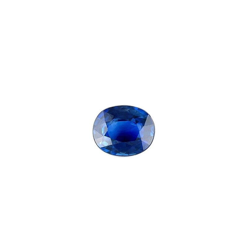 K&ouml;nnte beinhalten: Ein tiefblauer ovaler Saphir-Edelstein.