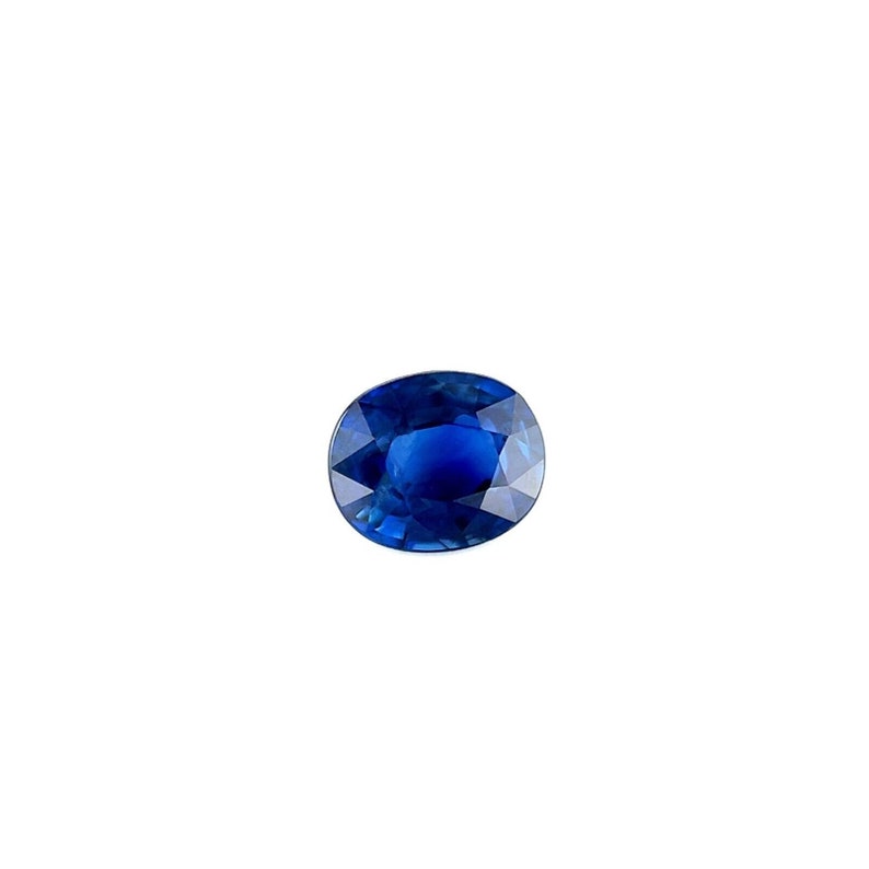 K&ouml;nnte beinhalten: Ein tiefblauer ovaler Saphir-Edelstein.