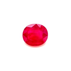 Pode incluir: Uma gema de corte oval vibrante com uma cor vermelha profunda e saturada. A pedra apresenta uma superfície facetada que reflete a luz, criando uma aparência brilhante e cintilante em toda a sua superfície vermelha polida, simétrica e translúcida.