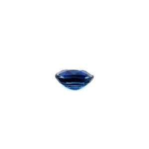 K&ouml;nnte beinhalten: Ein tiefblauer Saphir-Edelstein in ovaler Facettenschliff.