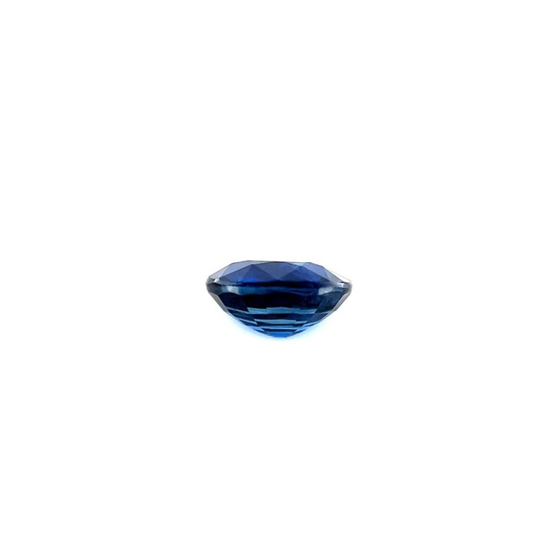 K&ouml;nnte beinhalten: Ein tiefblauer Saphir-Edelstein in ovaler Facettenschliff.