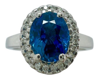 Anello con pavé di diamanti e zaffiro blu intenso di Ceylon da 1,56 carati e diamanti in oro bianco 18 carati.