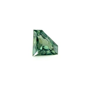 Puede incluir: Una gema facetada con corte esmeralda de forma triangular. La gema es de color verde azulado intenso con reflejos verdes y azules más claros. La gema está sobre un fondo blanco.