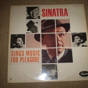 Könnte beinhalten: Ein Vintage-Vinyl-Schallplattencover mit Frank Sinatra. Das Cover ist weiß mit einem roten Titel "SINATRA" und dem Text "SINGS MUSIC FOR PLEASURE". Das Cover zeigt eine Collage von Fotos von Sinatra in verschiedenen Posen.