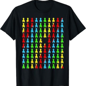 Può includere: T-shirt nero con un colorato motivo pixelato di piccole figure rosse, gialle, verdi e blu. Le figure sono disposte in un motivo a griglia sulla parte anteriore. La maglietta è realizzata in un materiale morbido.