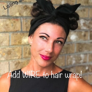 Peut inclure: Un bandeau noir avec un grand nœud, porté par une personne. Les textes "Listing add-on only" et "Add WIRE to hair wrap!" sont visibles. La personne porte un haut noir et a les cheveux foncés et du rouge à lèvres rouge.