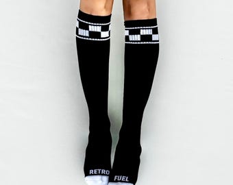 Calcetines altos hasta la rodilla con estampado de cuadros retro / Raya Finish Line a cuadros blancos y negros / Estilo deportivo vintage unisex
