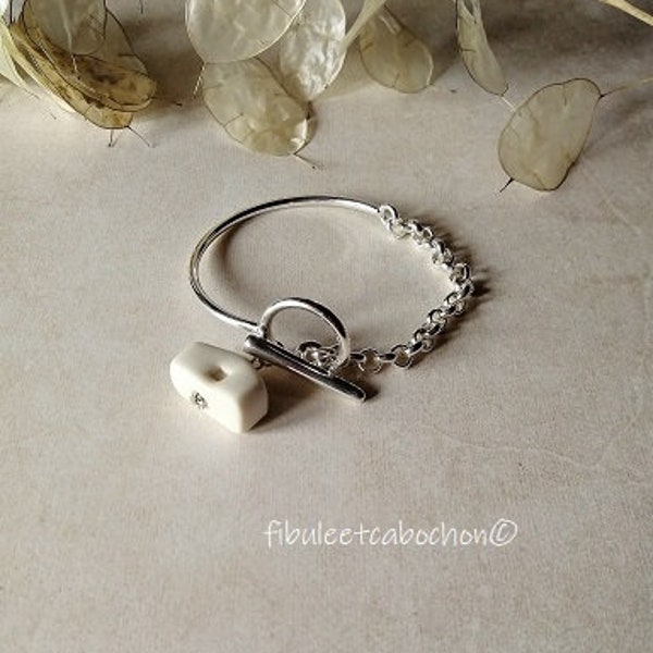 Bracelet pendentif maison céramique blanche, demi jonc et chaîne plaqués argent, bracelet femme, bracelet céramique, bracelet plaqué argent