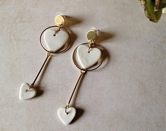 Boucles d'oreilles porcelaine, boucles coeurs dorées et blanches, boucles pendantes, cadeau St Valentin, bijoux mariage