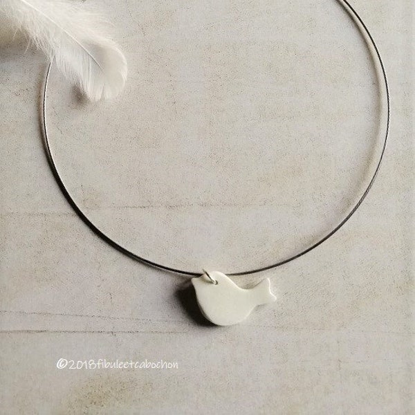 Collier ras de cou porcelaine artisanale, collier oiseau, collier blanc et argenté, bijou minimaliste, porcelaine et acier inoxydable