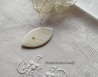 Broche porcelaine et or, St Valentin, broche navette motifs coeurs, broche minimaliste, broche céramique, broche blanche