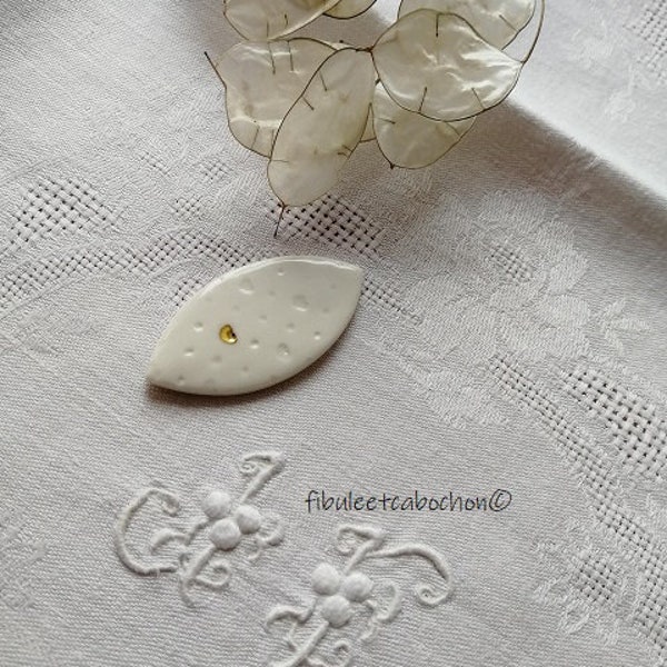 Broche porcelaine et or, St Valentin, broche navette motifs coeurs, broche minimaliste, broche céramique, broche blanche