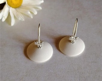 Boucles d'oreilles "Spirée" porcelaine et argent,boucles minimalistes pendantes,clochettes porcelaine blanche,crochets argent 925