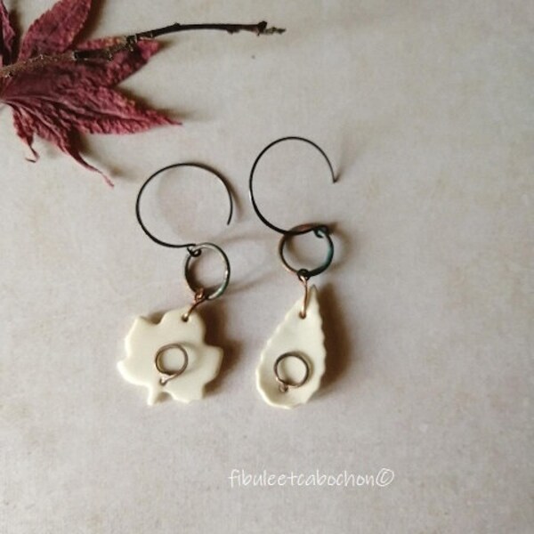 Boucles d'oreilles dissociées créoles céramique et cuivre, pendentifs feuilles porcelaine, boucles rustiques, boucles automne