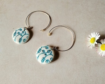 Boucles d'oreilles créoles porcelaine, créoles dorées, boucles blanches et fleurs bleues, boucles pendantes, bijou céramique