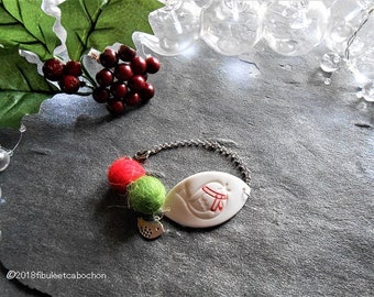 Bracelet navette porcelaine et boules laine feutrée,bracelet Noël,bracelet oiseau,bracelet hiver,bracelet à breloque,rouge et vert