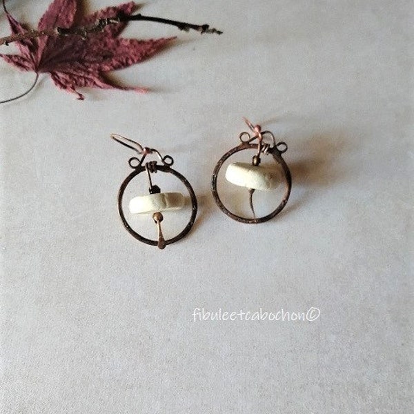 Boucles d'oreilles céramique et cuivre, perles rustiques porcelaine blanche, boucles d'oreilles automne, boucles d'oreilles bohèmes