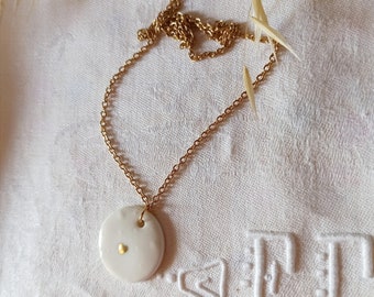 Collier ras de cou céramique décor coeur en or, pendentifs porcelaine blanche et or, chaîne acier inoxydable doré