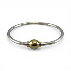 Pulsera infantil tipo brazalete de eternidad, plata de ley con baño de oro y cuentas enhebradas. Nueva.