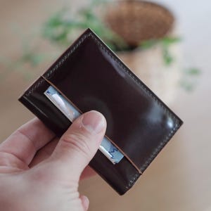 Cartera plegable de cordobán con concha