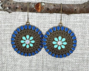 Handgemaakte oorbellen met blauwe bloemen: messing boho hippie-sieraden