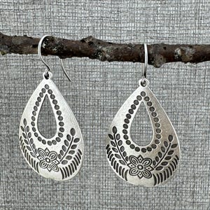 Etsade antika silverörhängen med droppformade blommor: Boho västerländsk stil 5 cm