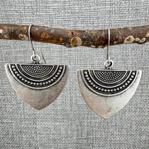 Stora Boho Silver Triangulära Örhängen: Etsat Antik Silver 4,7 cm