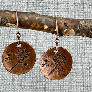 Handgemaakte koperen paardebloemoorbellen: minimalistische sierlijke sieraden 1"