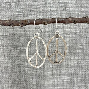 Orecchini a cerchio Boho in argento con simbolo della pace - Grandi, decorati, pendenti lunghi 2"