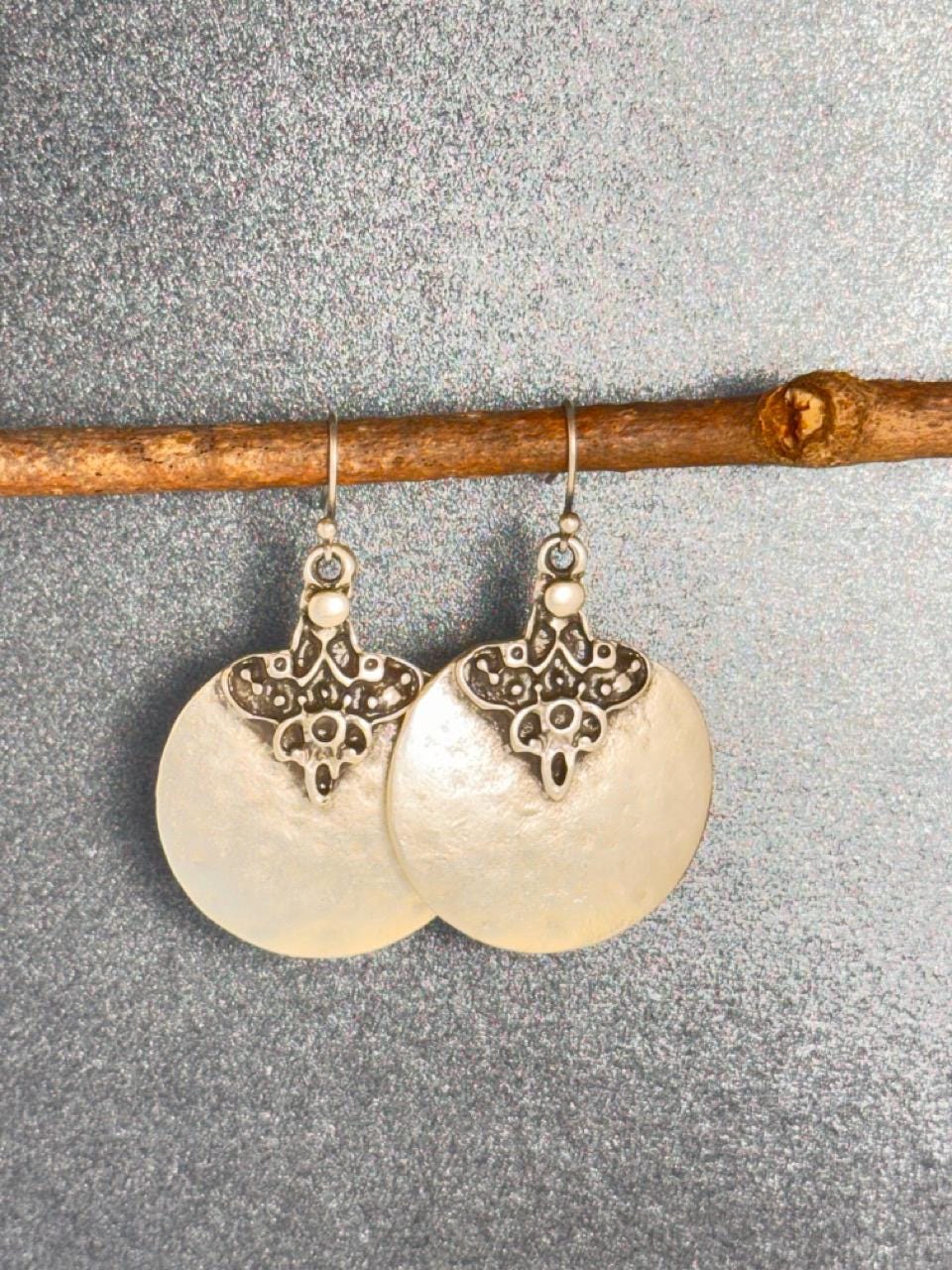 ウッド製 ボヘミアン風❀フラワー柄ティアドロップの大ぶりピアス