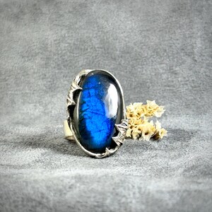 925 Sterling Silver Ring with Nature-Inspired Design and Blue Labradorite