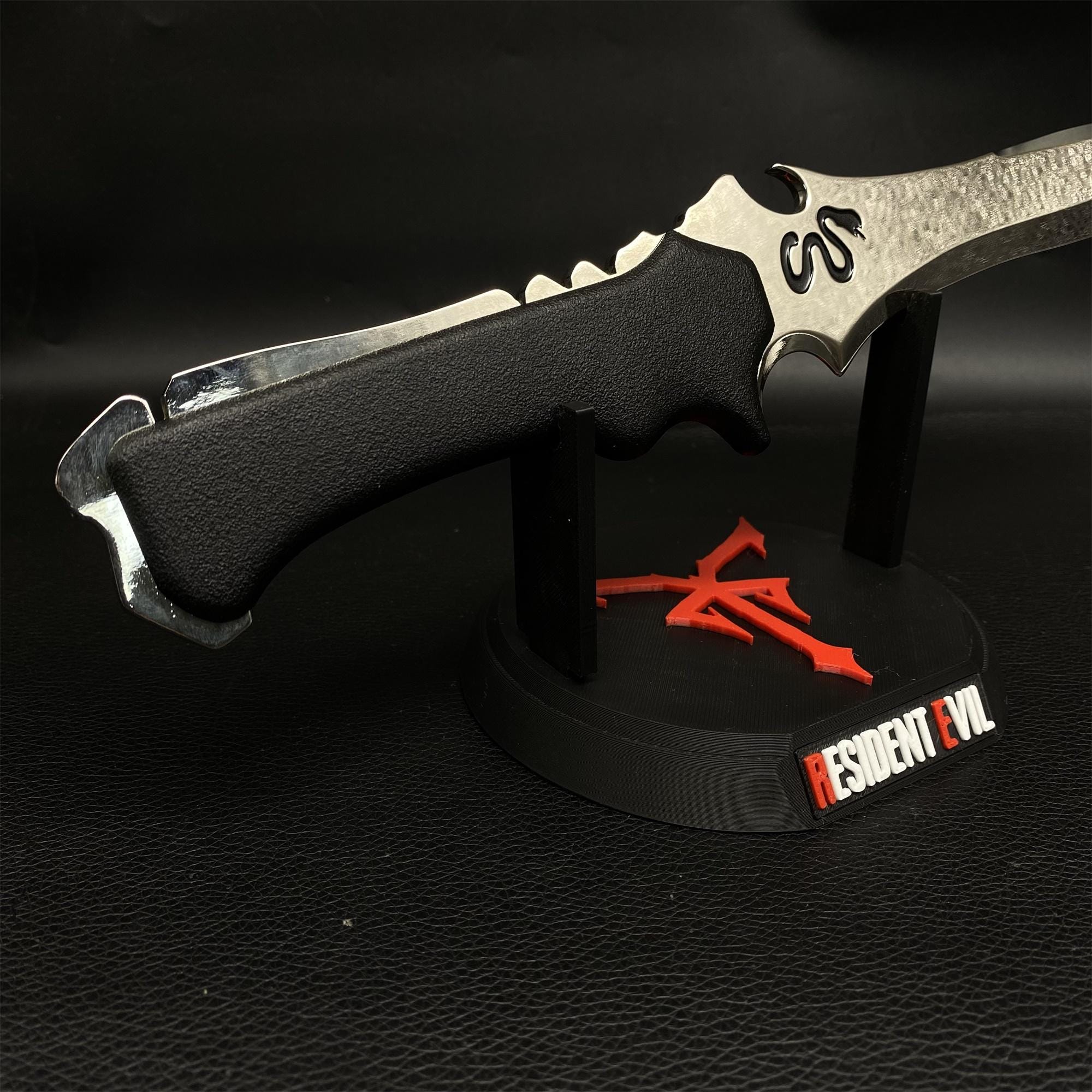 手作りのRE4クラウザーナイフレプリカ：ディスプレイスタンド付き