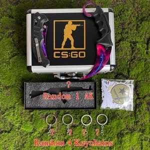 CSGO Geschenkbox Galaxy Skin Karambit 1/6 Skala AK47 Haut Metallminiatur Klappmesser & 4 zufällige Schlüsselanhänger und CS-Aufkleber Kreatives Spielgeschenk
