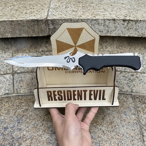 手作りの金属製ジャック・クラウザーナイフのレプリカ（ディスプレイ