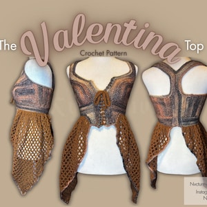 以下が含まれることがあります： 「The Valentina Top」と題されたかぎ針編みのトップス。側面、正面、背面のビューが表示されています。茶色と黒の混色糸のボディスにフロントレースアップが施され、両サイドに広がる茶色のメッシュ状のペプラムヘムが特徴です。