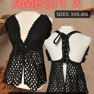 Puede incluir: Top de crochet negro con cuello en V y detalle de cordones, exhibido en un maniquí. El top presenta un diseño similar a una red y se muestra desde el frente y la espalda. El texto en la imagen dice "AMNESTY X" y "SIZES: XXS-6XL". La parte inferior de la imagen dice "CROCHET TOP - PDF PATTERN".