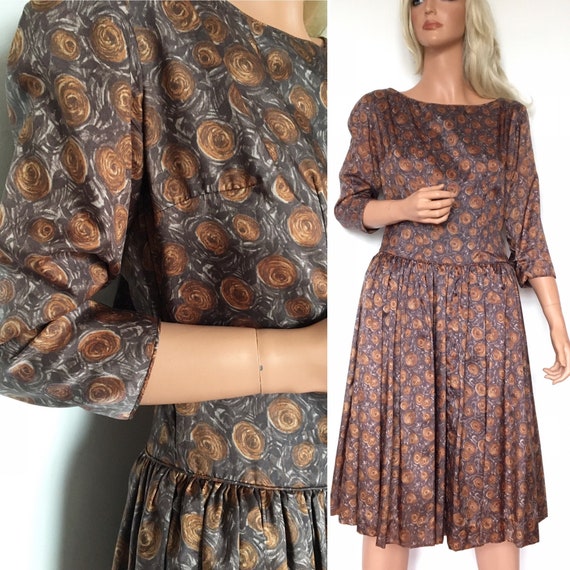 VINTAGE 1950s Brown swirl rose dress with back bow