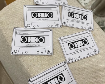 Könnte beinhalten: Fünf weiße Karten in Form einer Kassette mit schwarzen Umrissen. Jede Karte hat einen Platz zum Schreiben von "Song & Artist" und "Song Request".