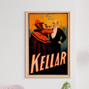 Puede incluir: Un cartel vintage que anuncia a un mago llamado Kellar. El cartel presenta a un hombre con esmoquin y una figura con un traje rojo y negro sosteniendo una copa de vino. El cartel está enmarcado en un marco de madera.