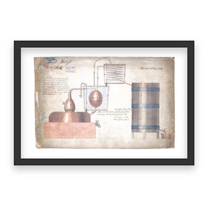 Può includere: Progetto vintage incorniciato di un alambicco, con componenti in rame e legno. Il progetto include testo e diagrammi scritti a mano, con una botte di legno e un condensatore. L'opera d'arte è incorniciata in una cornice nera.