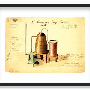 Può includere: Un'illustrazione vintage di un alambicco di rame con una botte di legno e un contenitore di vetro. L'illustrazione è intitolata "Old Scrannum's Boy Breeches Still" e include note scritte a mano sul processo di produzione di "still" o alcol distillato.