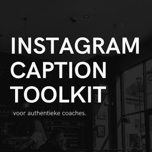 Può includere: Immagine in bianco e nero con la scritta "INSTAGRAM CAPTION TOOLKIT" in grandi lettere bianche. Sotto, un testo più piccolo recita "voor authentieke coaches." Lo sfondo è una scena interna sfocata.