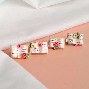 Pendientes de libro con flores de primavera, minilibros hechos a mano, joyas para amantes de los libros, regalo para profesores.
