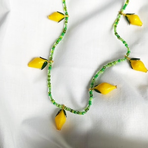 Citroenbedelketting met kralen: lichtgewicht sieraden van polymeerklei