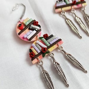 Pendientes de libro de arcilla polimérica hechos a mano: colgantes coloridos de ratón de biblioteca