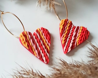 Pendientes rojos de arcilla polimérica de San Valentín / Pendientes de arcilla polimérica, Pendientes de arcilla, Colgantes dorados rojos, Aros de corazón, Colgantes de corazón, Regalo para ella